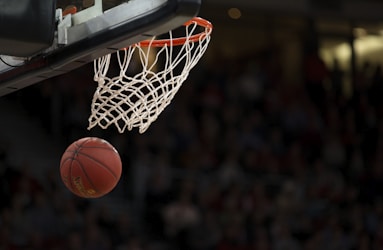 NBA常规赛激烈对抗现场